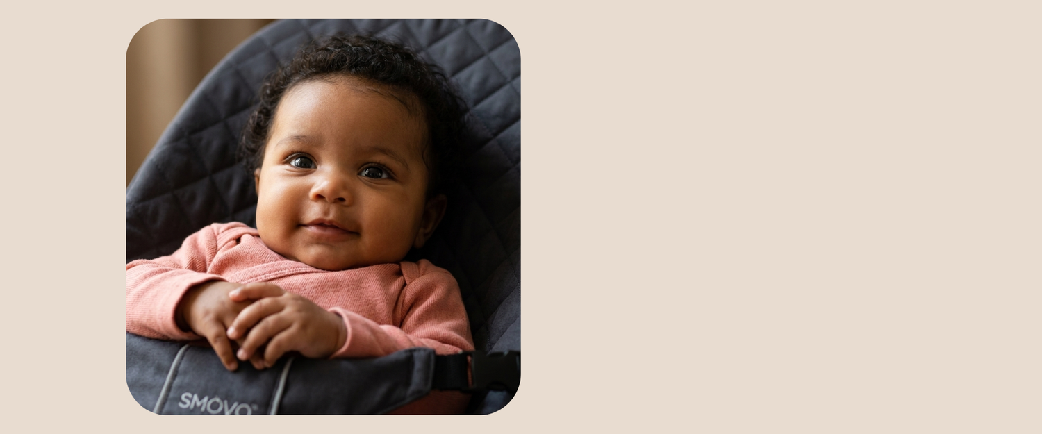 Nahaufnahme lächelndes Baby in SMOVO Calm Babyschaukel – SMOVO Logo sichtbar, zufrieden und geborgen