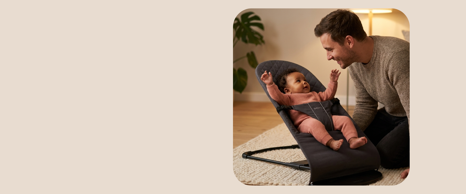 Nahaufnahme lächelndes Baby in SMOVO Calm Babyschaukel – SMOVO Logo sichtbar, zufrieden und geborgen