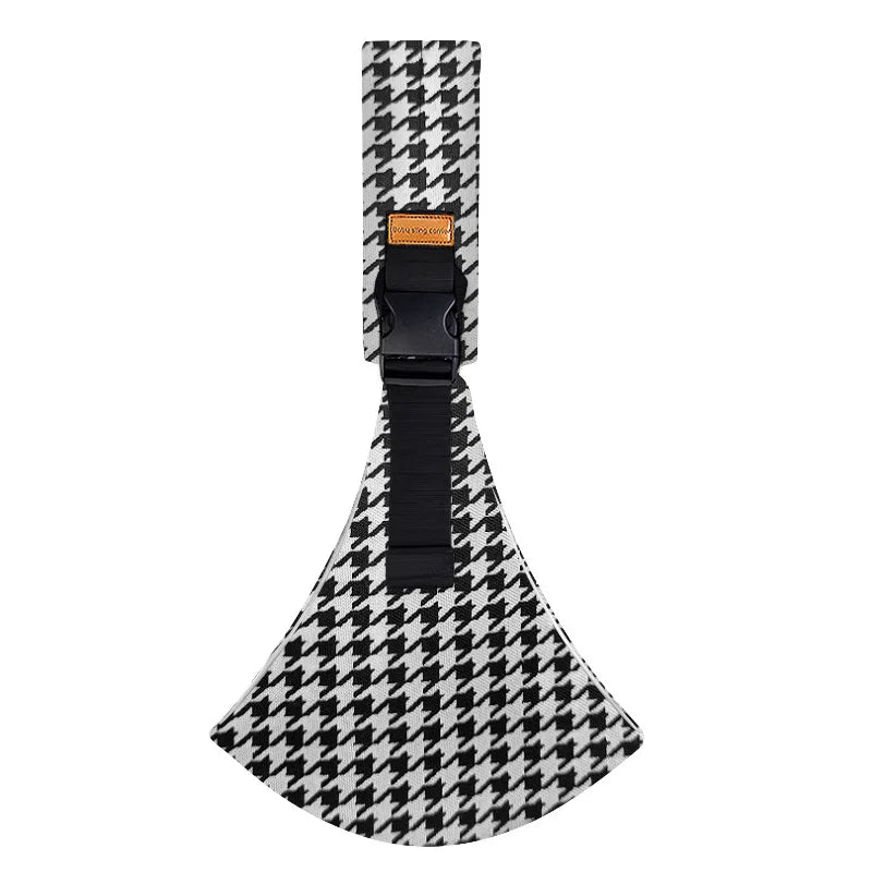 SMOVO Carry Baby Tragetuch in Schwarz mit Muster – Produktansicht 
mit verstellbarem Schulterriemen und Schnalle