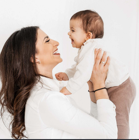 Glückliche SMOVO Kundin mit Baby – 
echtes Kundenfoto aus der Community